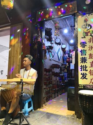 鳳凰古鎮 燈火闌珊處，樂器聲里的生意經